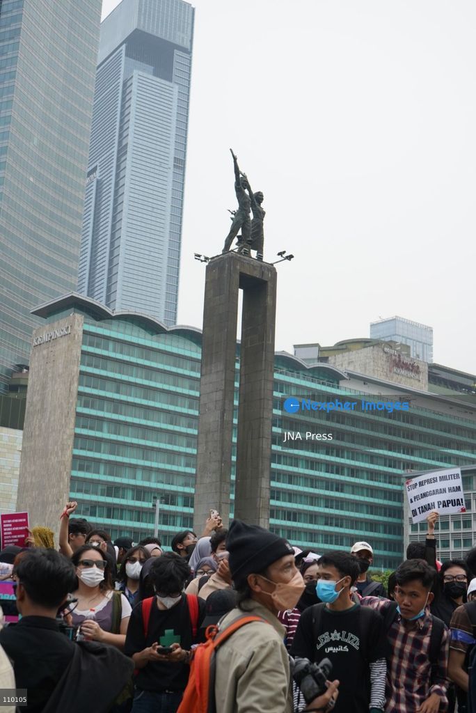 JAKARTA, INDONESIA, OCTOBER 28, 2026: University students and civil society groups demonstrate at the Hotel Indonesia roundabout (Bundaran HI) in Jakarta on Youth Pledge Day. Protesters call for forest and land fires to be declared a national disaster, a review of state spending, affordable education and the protection of civil liberties. (Photo by Dennis Joel Putra/JNA Press via Nexpher Images)