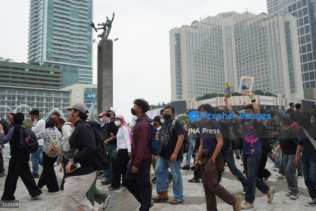 JAKARTA, INDONESIA, OCTOBER 28, 2026: University students and civil society groups demonstrate at the Hotel Indonesia roundabout (Bundaran HI) in Jakarta on Youth Pledge Day. Protesters call for forest and land fires to be declared a national disaster, a review of state spending, affordable education and the protection of civil liberties. (Photo by Dennis Joel Putra/JNA Press via Nexpher Images)
