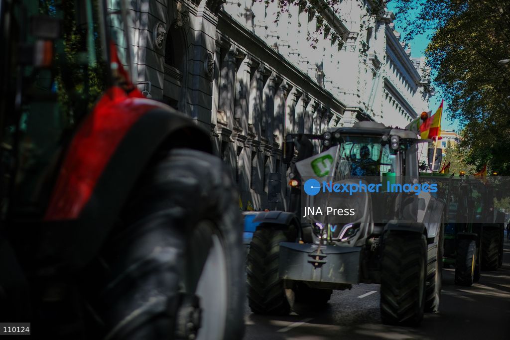 MADRID, SPAIN, OCTOBER 28, 2026: Farmers take part in a tractor protest in Madrid, demanding urgent measures to address rising production costs and declining farm profitability. Organized by agricultural groups ASAJA, COAG and Unión de Uniones, the demonstration calls for fair prices, reduced bureaucracy and stronger support for the farming sector. (Photo by Antonio Navia/JNA Press via Nexpher Images)