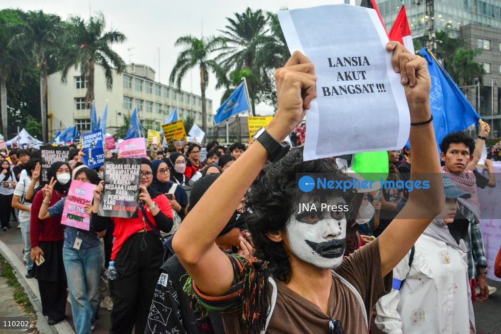 JAKARTA, INDONESIA - OCTOBER 28, 2026: Demonstrators gather at Bundaran HI in central Jakarta, during a protest marking Youth Pledge Day. Protesters demand for national disaster status of forest and land fires, review of state budget spending including the Free Nutritious Meals programme and Red and White Village Cooperatives, lower education costs, action against corruption, and protection of freedom of expression. (Photo by Ahmad Naufal Oktavian/JNA Press via Nexpher Images)