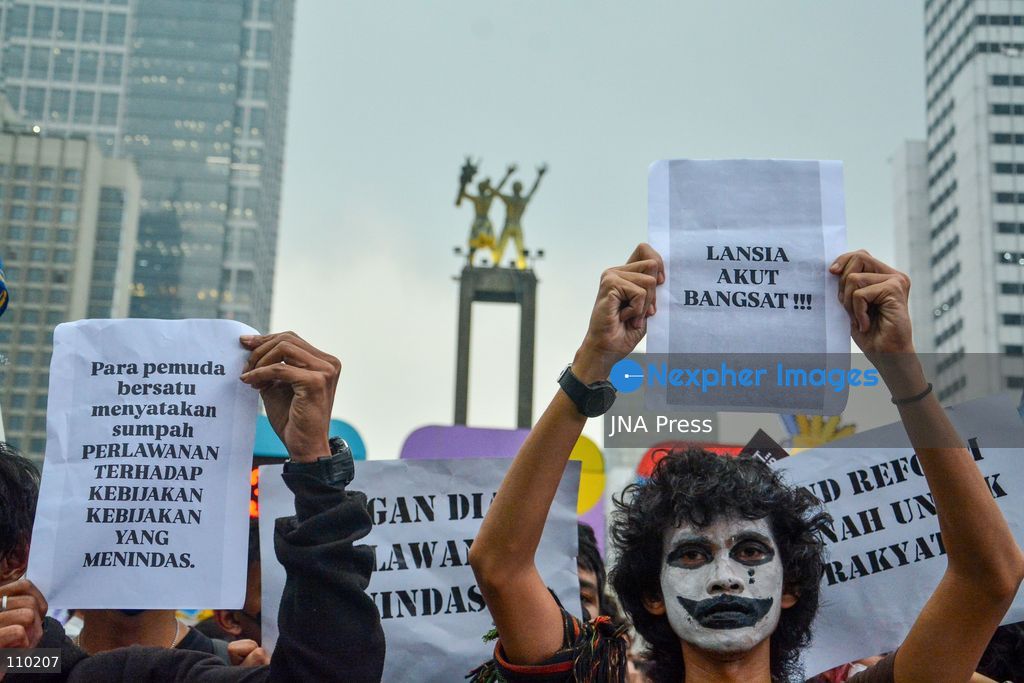 JAKARTA, INDONESIA - OCTOBER 28, 2026: Demonstrators gather at Bundaran HI in central Jakarta, during a protest marking Youth Pledge Day. Protesters demand for national disaster status of forest and land fires, review of state budget spending including the Free Nutritious Meals programme and Red and White Village Cooperatives, lower education costs, action against corruption, and protection of freedom of expression. (Photo by Ahmad Naufal Oktavian/JNA Press via Nexpher Images)