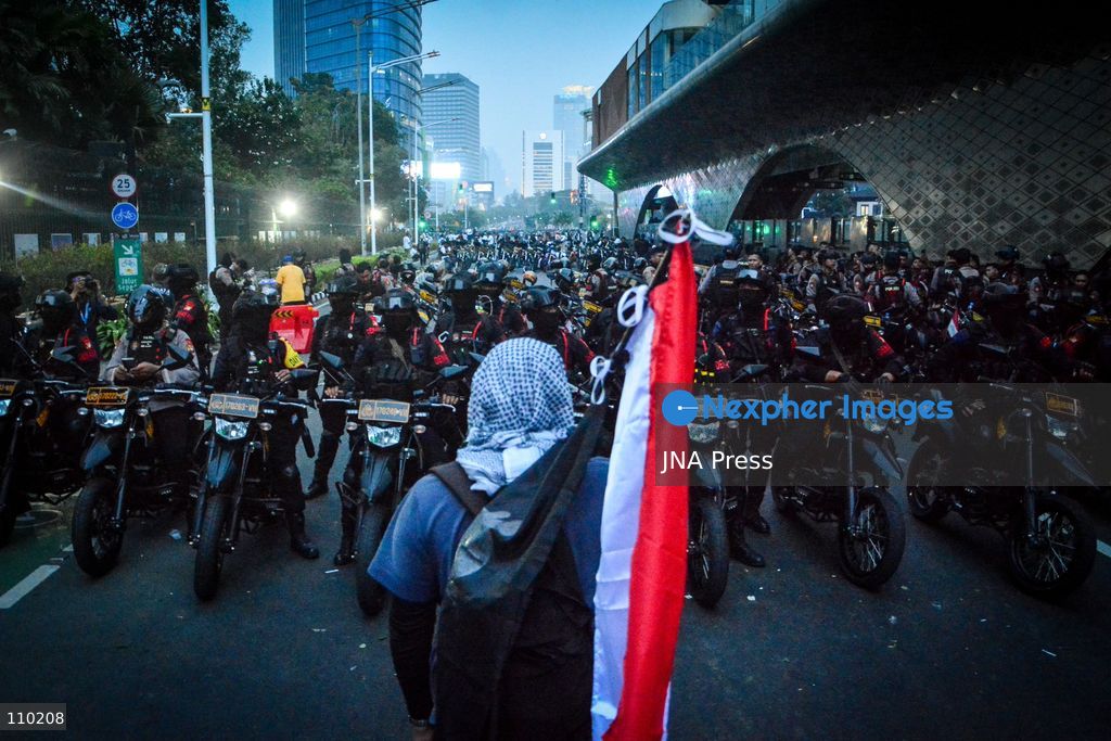 JAKARTA, INDONESIA - OCTOBER 28, 2026: Demonstrators gather at Bundaran HI in central Jakarta, during a protest marking Youth Pledge Day. Protesters demand for national disaster status of forest and land fires, review of state budget spending including the Free Nutritious Meals programme and Red and White Village Cooperatives, lower education costs, action against corruption, and protection of freedom of expression. (Photo by Ahmad Naufal Oktavian/JNA Press via Nexpher Images)