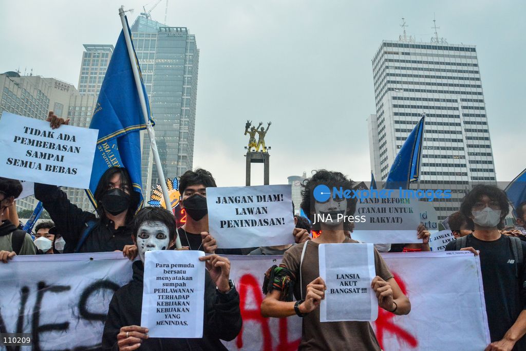 JAKARTA, INDONESIA - OCTOBER 28, 2026: Demonstrators gather at Bundaran HI in central Jakarta, during a protest marking Youth Pledge Day. Protesters demand for national disaster status of forest and land fires, review of state budget spending including the Free Nutritious Meals programme and Red and White Village Cooperatives, lower education costs, action against corruption, and protection of freedom of expression. (Photo by Ahmad Naufal Oktavian/JNA Press via Nexpher Images)