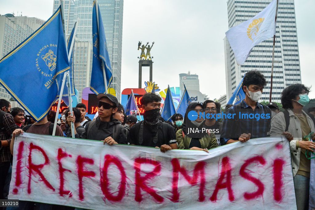 JAKARTA, INDONESIA - OCTOBER 28, 2026: Demonstrators gather at Bundaran HI in central Jakarta, during a protest marking Youth Pledge Day. Protesters demand for national disaster status of forest and land fires, review of state budget spending including the Free Nutritious Meals programme and Red and White Village Cooperatives, lower education costs, action against corruption, and protection of freedom of expression. (Photo by Ahmad Naufal Oktavian/JNA Press via Nexpher Images)