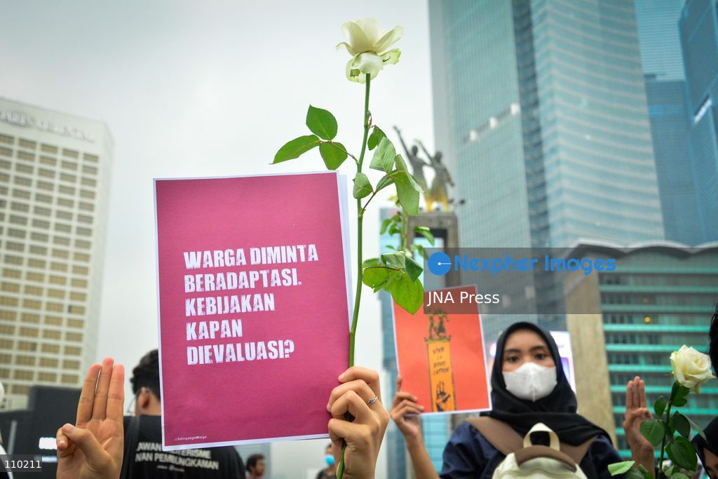 JAKARTA, INDONESIA - OCTOBER 28, 2026: Demonstrators gather at Bundaran HI in central Jakarta, during a protest marking Youth Pledge Day. Protesters demand for national disaster status of forest and land fires, review of state budget spending including the Free Nutritious Meals programme and Red and White Village Cooperatives, lower education costs, action against corruption, and protection of freedom of expression. (Photo by Ahmad Naufal Oktavian/JNA Press via Nexpher Images)