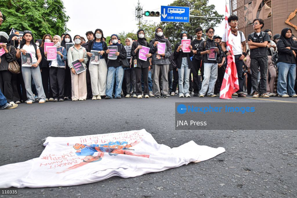 SURAKARTA, INDONESIA, OCTOBER 28, 2026: Students demonstrate on Gatot Subroto Street in Surakarta, Central Java, on Youth Pledge Day. Protesters criticize government policies and demand lower education costs, protection of civil liberties and the declaration of forest and land fires as a national disaster. (Photo by Rakha Muhammad Fajar Kurniawan/JNA Press via Nexpher Images)