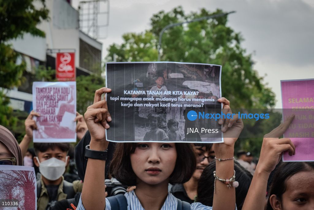 SURAKARTA, INDONESIA, OCTOBER 28, 2026: Students demonstrate on Gatot Subroto Street in Surakarta, Central Java, on Youth Pledge Day. Protesters criticize government policies and demand lower education costs, protection of civil liberties and the declaration of forest and land fires as a national disaster. (Photo by Rakha Muhammad Fajar Kurniawan/JNA Press via Nexpher Images)
