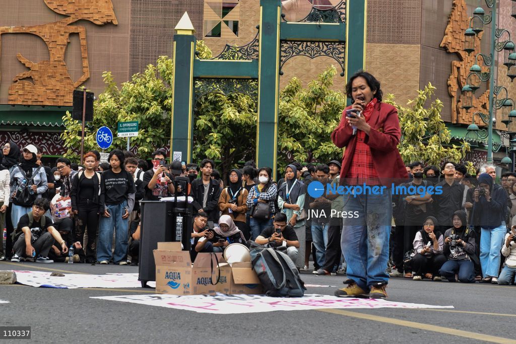 SURAKARTA, INDONESIA, OCTOBER 28, 2026: Students demonstrate on Gatot Subroto Street in Surakarta, Central Java, on Youth Pledge Day. Protesters criticize government policies and demand lower education costs, protection of civil liberties and the declaration of forest and land fires as a national disaster. (Photo by Rakha Muhammad Fajar Kurniawan/JNA Press via Nexpher Images)