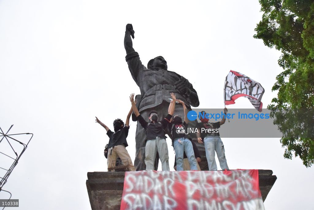 SURAKARTA, INDONESIA, OCTOBER 28, 2026: Students demonstrate on Gatot Subroto Street in Surakarta, Central Java, on Youth Pledge Day. Protesters criticize government policies and demand lower education costs, protection of civil liberties and the declaration of forest and land fires as a national disaster. (Photo by Rakha Muhammad Fajar Kurniawan/JNA Press via Nexpher Images)