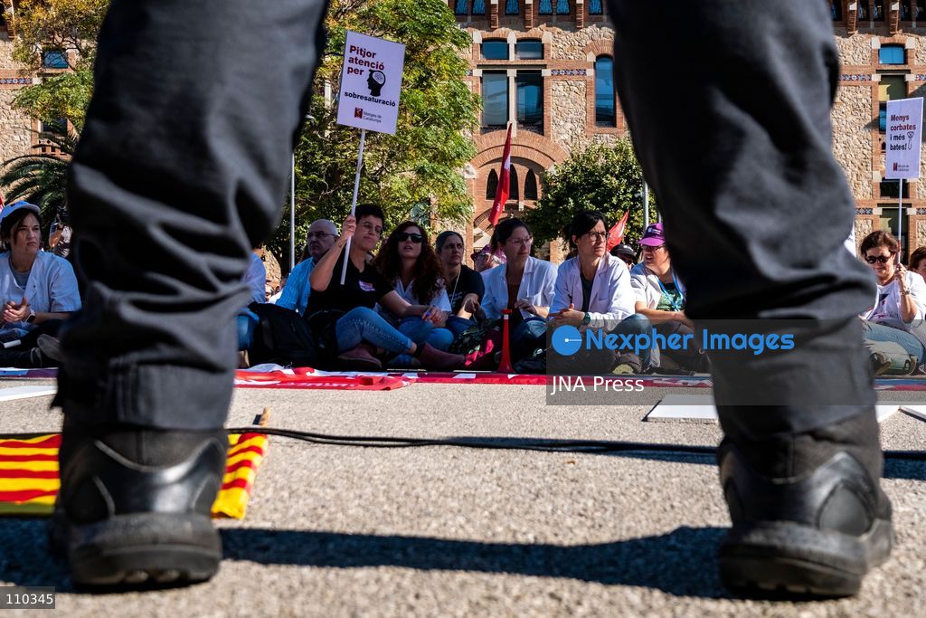 BARCELONA, SPAIN, OCTOBER 28, 2026: Doctors march through Barcelona on the first day of an indefinite strike called by the Metges de Catalunya union. Demonstrators demand improved pay and working conditions, reduced workloads and a specific employment framework for medical professionals. The march heads towards the Catalan Health Department headquarters. (Photo by Miguel Galmés/JNA Press via Nexpher Images)
