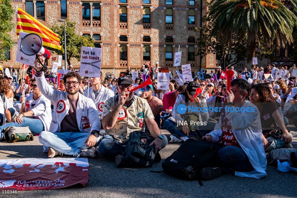 BARCELONA, SPAIN, OCTOBER 28, 2026: Doctors march through Barcelona on the first day of an indefinite strike called by the Metges de Catalunya union. Demonstrators demand improved pay and working conditions, reduced workloads and a specific employment framework for medical professionals. The march heads towards the Catalan Health Department headquarters. (Photo by Miguel Galmés/JNA Press via Nexpher Images)