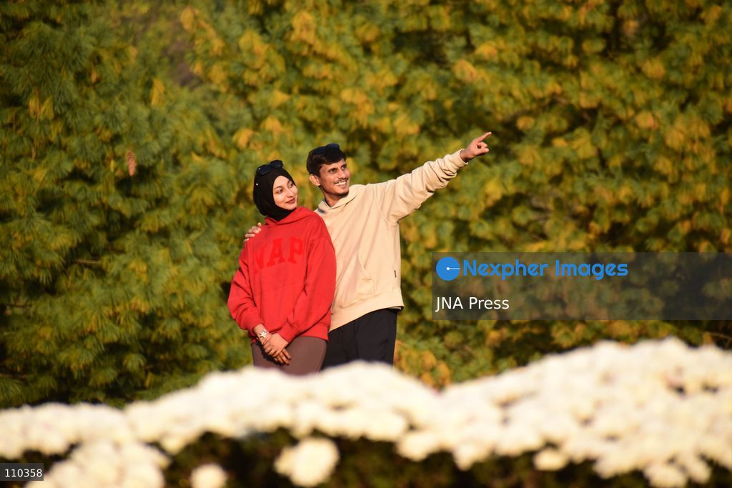 SRINAGAR, INDIA, OCTOBER 29, 2026: Visitors explore Bagh-e-Gul-e-Dawood, a chrysanthemum garden at the Nehru Memorial Botanical Garden in Srinagar, Jammu and Kashmir. The seasonal display features around 350,000 chrysanthemum plants across more than 70 varieties, forming part of efforts to extend Kashmir’s floral tourism season into autumn and early winter. (Photo by Danish Showkat/JNA Press via Nexpher Images)