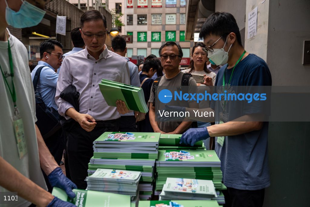 Hong Kong People lIne Up for copies of the 2024 Policy Address