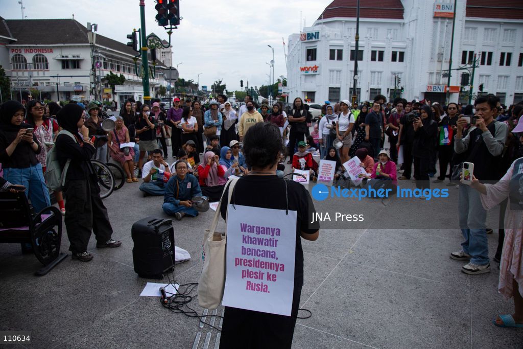 YOGYAKARTA, INDONESIA - OCTOBER 30, 2026: Members of the "Ibu Berisik" community staged a protest at the Zero Kilometer Marker in Yogyakarta, calling on the government to handle natural disasters with transparency and prioritize public safety, economic stability and basic needs. Protesters also demanded an end to division and guaranteed legal protection for citizens exercising freedom of expression. (Photo by Topen Anggara Saputra/JNA Press via Nexpher Images)