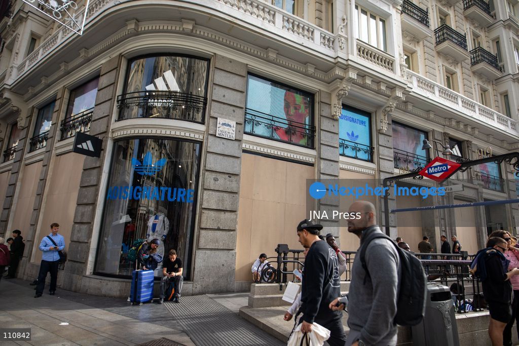 MADRID, SPAIN, OCTOBER 30, 2026: Shops reinforce their storefronts in Madrid ahead of Halloween amid concerns over calls for unrest circulating on social media. The security precautions come ahead of celebrations on October 31. Carvajal / JNA Press. (Photo by C. Carvajal/JNA Press via Nexpher Images)