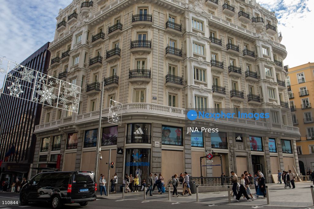 MADRID, SPAIN, OCTOBER 30, 2026: Shops reinforce their storefronts in Madrid ahead of Halloween amid concerns over calls for unrest circulating on social media. The security precautions come ahead of celebrations on October 31. Carvajal / JNA Press. (Photo by C. Carvajal/JNA Press via Nexpher Images)