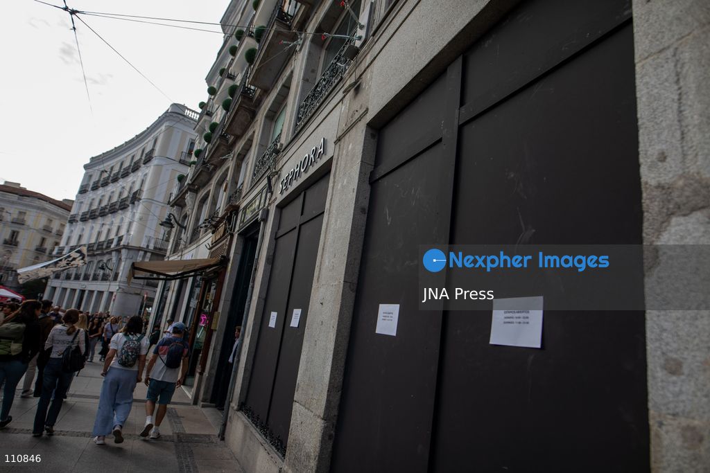 MADRID, SPAIN, OCTOBER 30, 2026: Shops reinforce their storefronts in Madrid ahead of Halloween amid concerns over calls for unrest circulating on social media. The security precautions come ahead of celebrations on October 31. Carvajal / JNA Press. (Photo by C. Carvajal/JNA Press via Nexpher Images)