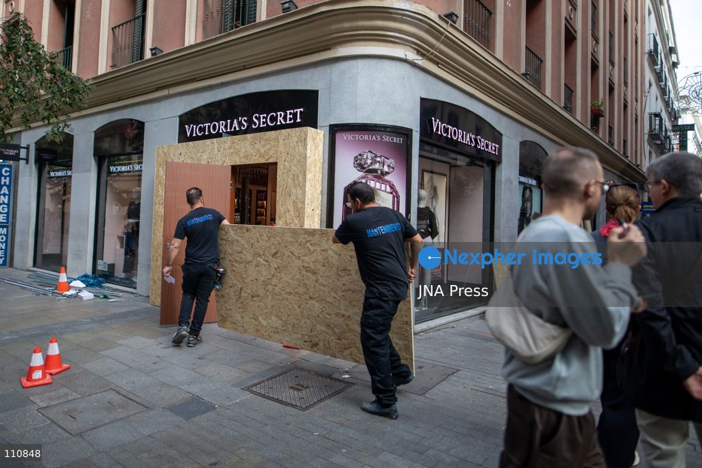 MADRID, SPAIN, OCTOBER 30, 2026: Shops reinforce their storefronts in Madrid ahead of Halloween amid concerns over calls for unrest circulating on social media. The security precautions come ahead of celebrations on October 31. Carvajal / JNA Press. (Photo by C. Carvajal/JNA Press via Nexpher Images)