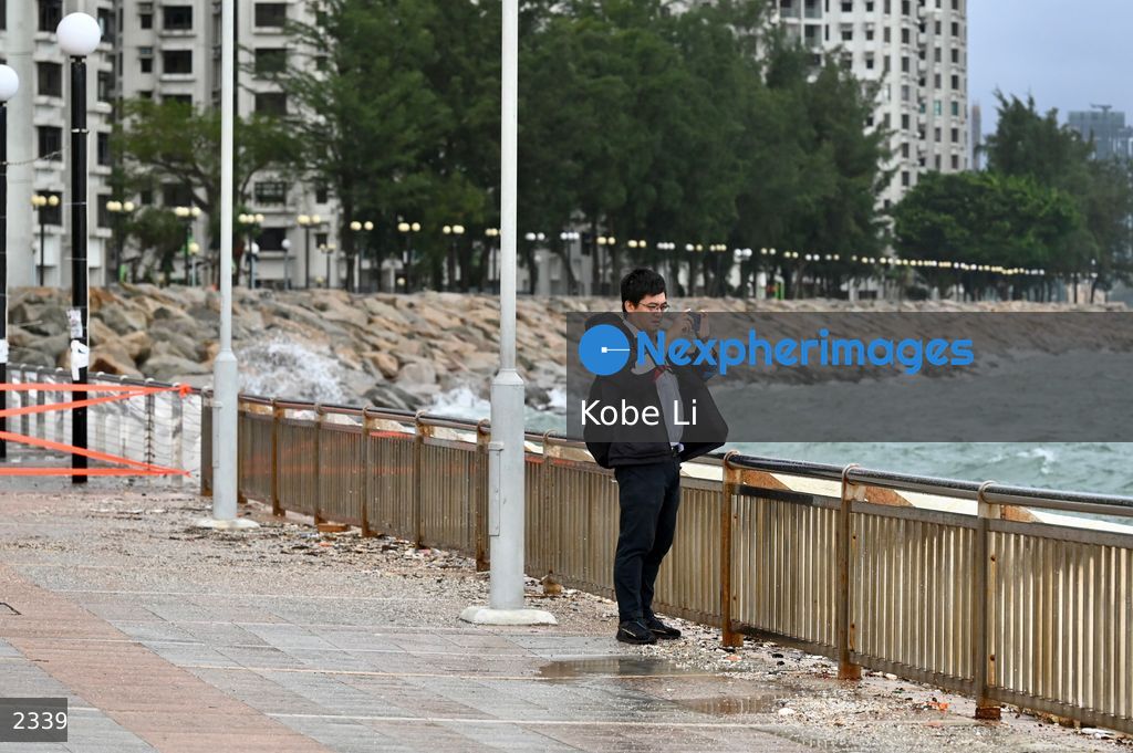 HK T8 typhoon signal
