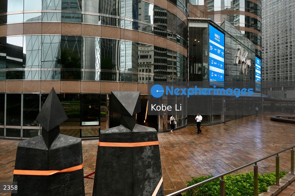 HK financial markets opened for the first time in the T8 typhoon signal