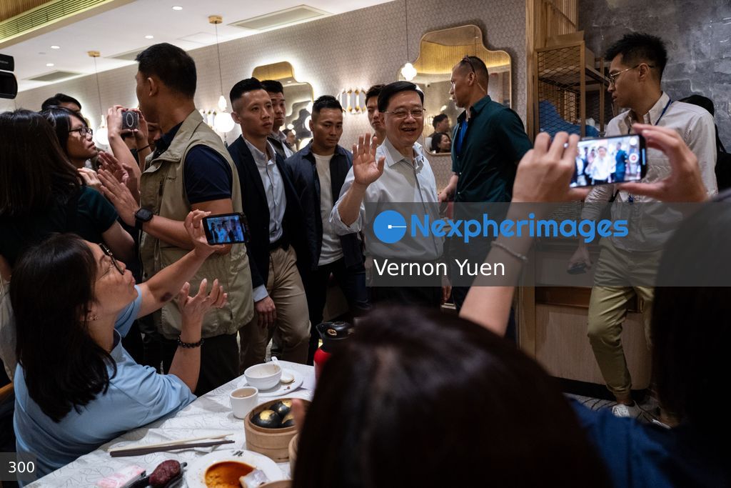 Hong Kong Chief Executive Visits Wong Tai Sin District