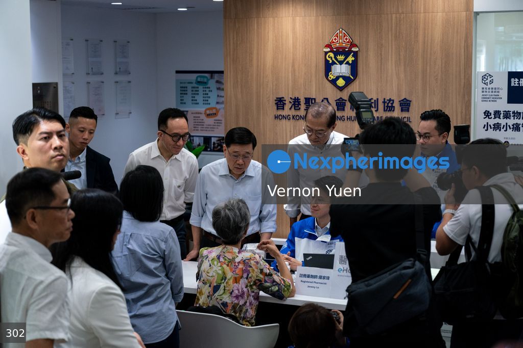Hong Kong Chief Executive Visits Wong Tai Sin District