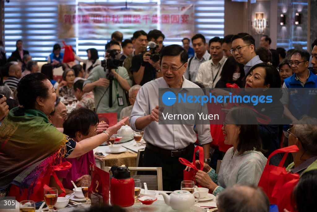 Hong Kong Chief Executive Visits Wong Tai Sin District