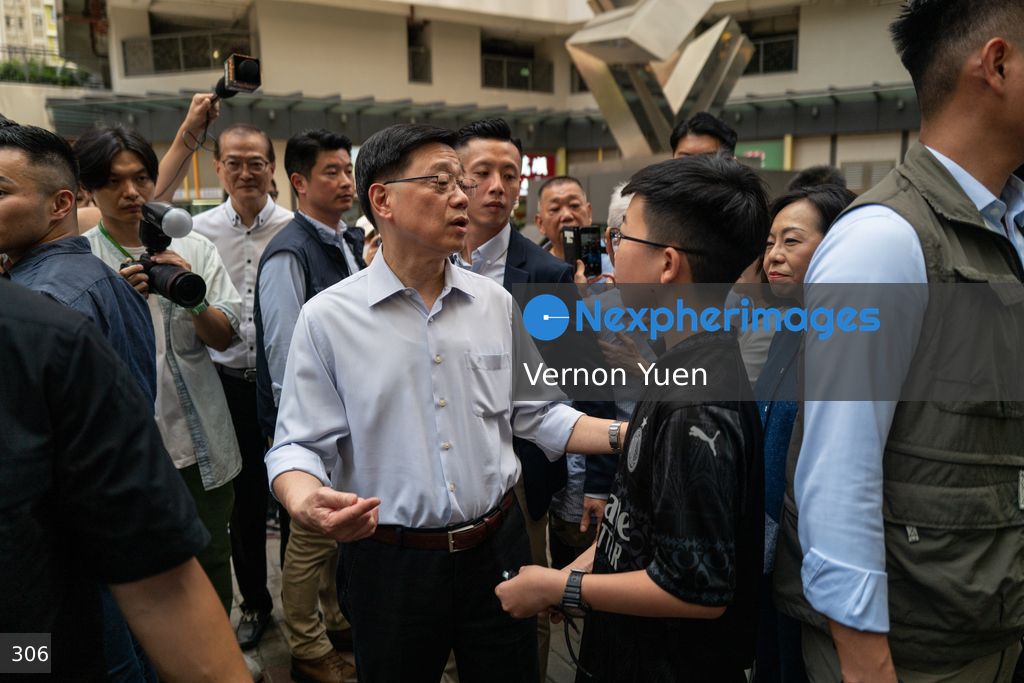 Hong Kong Chief Executive Visits Wong Tai Sin District