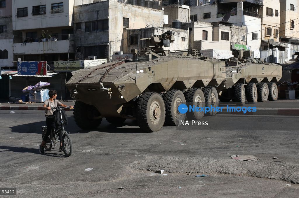 NABLUS, OCCUPIED WEST BANK, SEPTEMBER 17, 2026: Israeli troops move along a street during a military operation in Ein Beit al-Ma refugee camp, west of Nablus in the occupied West Bank. Photo by Nedal Shtieh / JNA Press. (Photo by Nedal Shtieh/JNA Press via Nexpher Images)