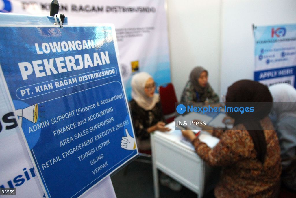MALANG, EAST JAVA, INDONESIA, SEPTEMBER 17, 2026: Job seekers visit company booths during the 2026 Job Fair at GOR Ken Arok in Malang, East Java. The two-day event brings together 50 companies offering 1,697 job openings. Indonesia recorded about 7.22 million unemployed people in May 2026, according to data released by Statistics Indonesia (BPS) in August. Photo by Hayu Yudha Prabowo / JNA Press. (Photo by Hayu Yudha Prabowo/JNA Press via Nexpher Images)