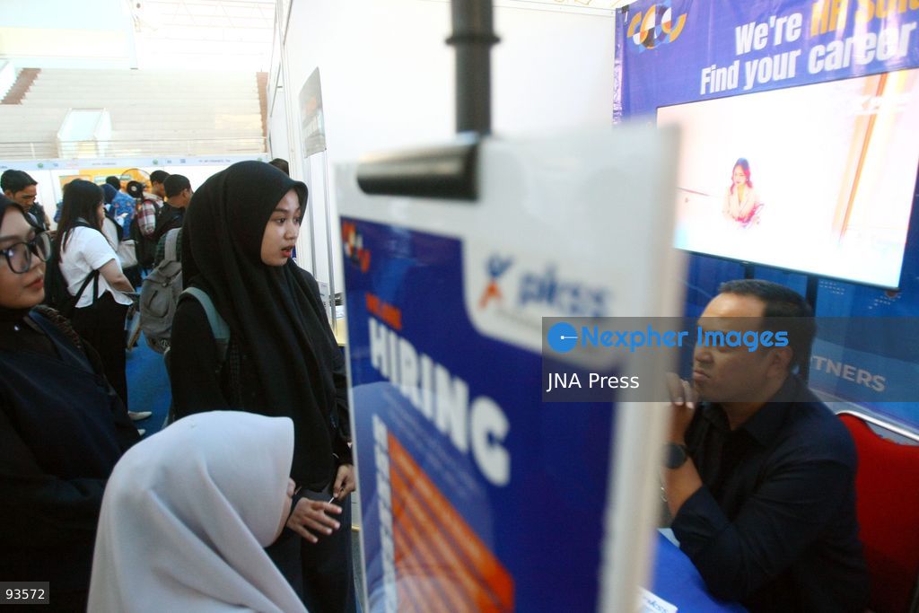 MALANG, EAST JAVA, INDONESIA, SEPTEMBER 17, 2026: Job seekers visit company booths during the 2026 Job Fair at GOR Ken Arok in Malang, East Java. The two-day event brings together 50 companies offering 1,697 job openings. Indonesia recorded about 7.22 million unemployed people in May 2026, according to data released by Statistics Indonesia (BPS) in August. Photo by Hayu Yudha Prabowo / JNA Press. (Photo by Hayu Yudha Prabowo/JNA Press via Nexpher Images)