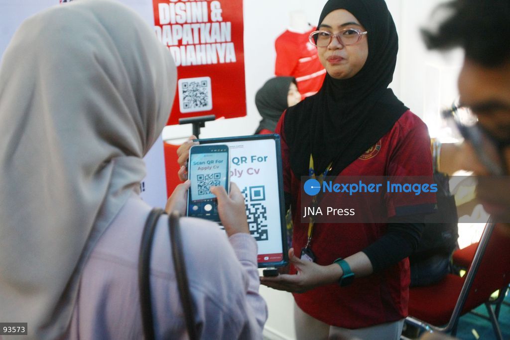 MALANG, EAST JAVA, INDONESIA, SEPTEMBER 17, 2026: Job seekers visit company booths during the 2026 Job Fair at GOR Ken Arok in Malang, East Java. The two-day event brings together 50 companies offering 1,697 job openings. Indonesia recorded about 7.22 million unemployed people in May 2026, according to data released by Statistics Indonesia (BPS) in August. Photo by Hayu Yudha Prabowo / JNA Press. (Photo by Hayu Yudha Prabowo/JNA Press via Nexpher Images)