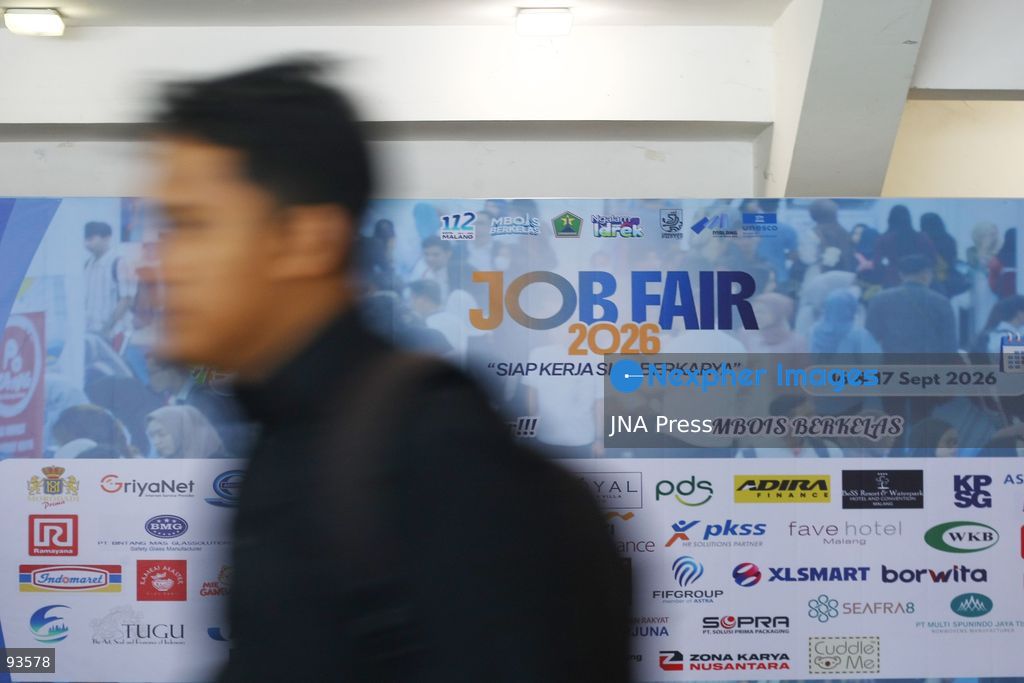 MALANG, EAST JAVA, INDONESIA, SEPTEMBER 17, 2026: Job seekers visit company booths during the 2026 Job Fair at GOR Ken Arok in Malang, East Java. The two-day event brings together 50 companies offering 1,697 job openings. Indonesia recorded about 7.22 million unemployed people in May 2026, according to data released by Statistics Indonesia (BPS) in August. Photo by Hayu Yudha Prabowo / JNA Press. (Photo by Hayu Yudha Prabowo/JNA Press via Nexpher Images)