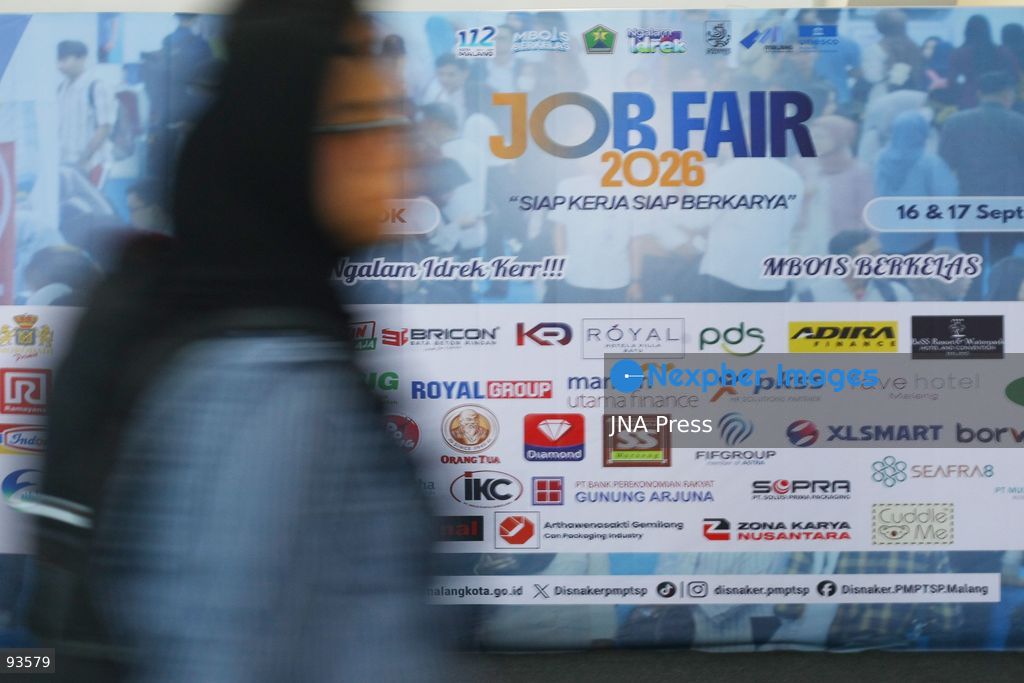 MALANG, EAST JAVA, INDONESIA, SEPTEMBER 17, 2026: Job seekers visit company booths during the 2026 Job Fair at GOR Ken Arok in Malang, East Java. The two-day event brings together 50 companies offering 1,697 job openings. Indonesia recorded about 7.22 million unemployed people in May 2026, according to data released by Statistics Indonesia (BPS) in August. Photo by Hayu Yudha Prabowo / JNA Press. (Photo by Hayu Yudha Prabowo/JNA Press via Nexpher Images)