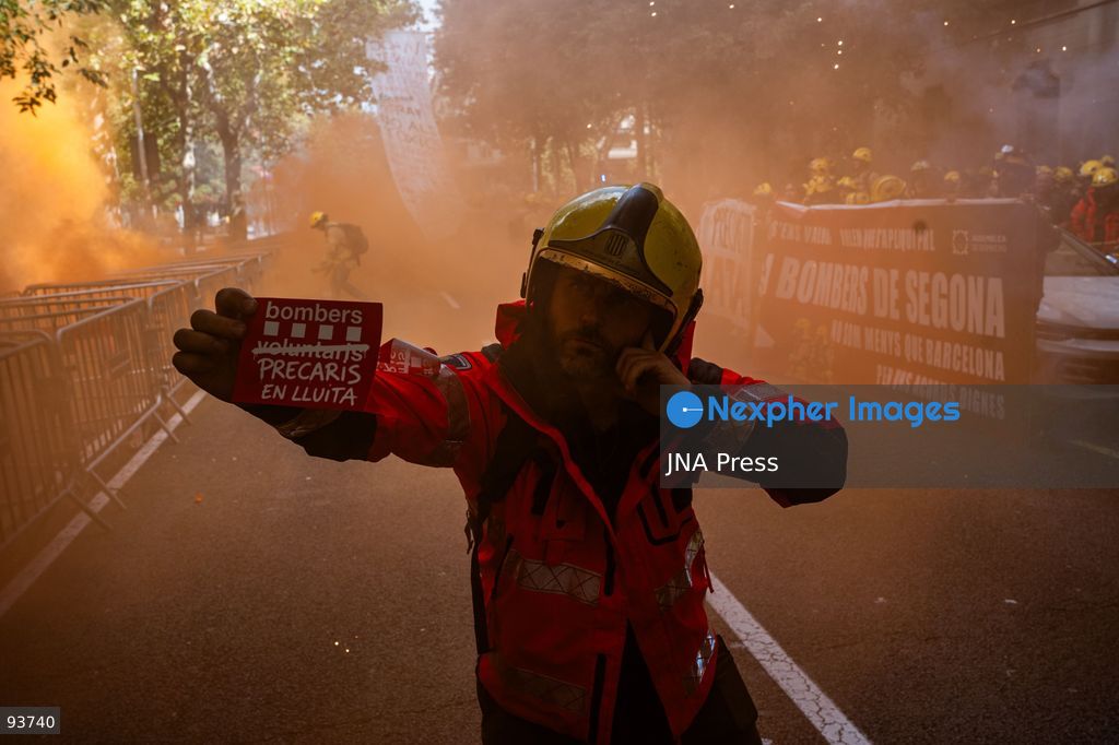 BARCELONA, SPAIN, SEPTEMBER 18, 2026: Firefighters from the Generalitat de Catalunya demonstrate outside the regional Interior Department in Barcelona during a protest demanding better pay, improved protective equipment and increased staffing and resources. Around 800 firefighters took part in the march from Plaça de Sant Jaume, according to Barcelona’s municipal police. Protesters used pyrotechnics and smoke flares as the demonstration intensified outside the Interior Department. Photo by Marc Asensio Clupés / JNA Press. (Photo by Marc Asensio Clupes/JNA Press via Nexpher Images)