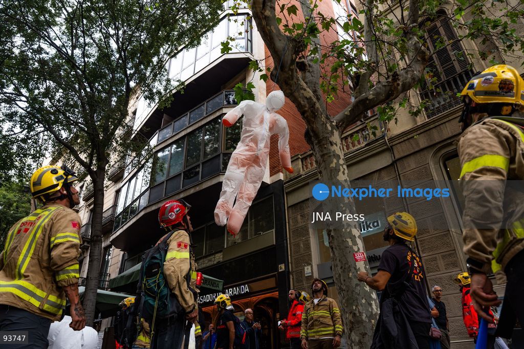 BARCELONA, SPAIN, SEPTEMBER 18, 2026: Firefighters from the Generalitat de Catalunya demonstrate outside the regional Interior Department in Barcelona during a protest demanding better pay, improved protective equipment and increased staffing and resources. Around 800 firefighters took part in the march from Plaça de Sant Jaume, according to Barcelona’s municipal police. Protesters used pyrotechnics and smoke flares as the demonstration intensified outside the Interior Department. Photo by Marc Asensio Clupés / JNA Press. (Photo by Marc Asensio Clupes/JNA Press via Nexpher Images)