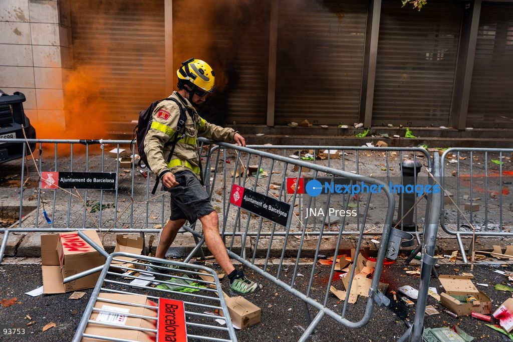 BARCELONA, SPAIN, SEPTEMBER 18, 2026: Firefighters from the Generalitat de Catalunya demonstrate outside the regional Interior Department in Barcelona during a protest demanding better pay, improved protective equipment and increased staffing and resources. Around 800 firefighters took part in the march from Plaça de Sant Jaume, according to Barcelona’s municipal police. Protesters used pyrotechnics and smoke flares as the demonstration intensified outside the Interior Department. Photo by Marc Asensio Clupés / JNA Press. (Photo by Marc Asensio Clupes/JNA Press via Nexpher Images)