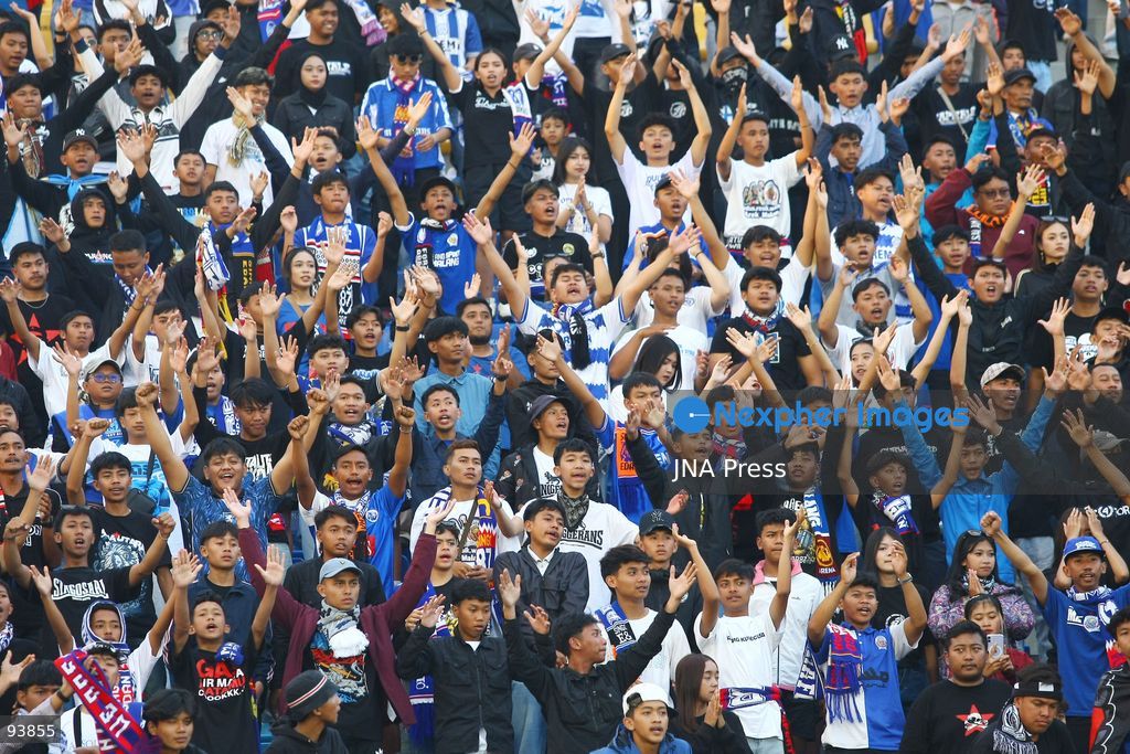 MALANG, EAST JAVA, INDONESIA, SEPTEMBER 18, 2026: Arema FC defender Landis, right, battles for the ball with Persik Kediri defender I Garcia Andhika during their Indonesia Super League match at Kanjuruhan Stadium in Malang, East Java. Arema FC and Persik Kediri played to a 1-1 draw. Photo by Hayu Yudha Prabowo / JNA Press. (Photo by Hayu Yudha Prabowo/JNA Press via Nexpher Images)