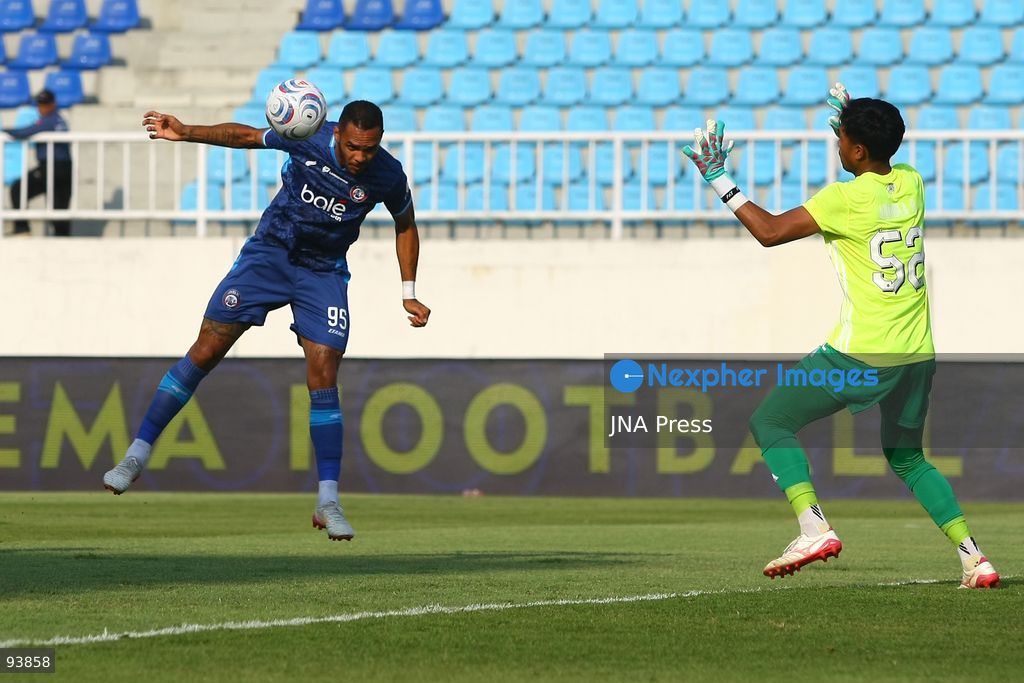 MALANG, EAST JAVA, INDONESIA, SEPTEMBER 18, 2026: Arema FC defender Landis, right, battles for the ball with Persik Kediri defender I Garcia Andhika during their Indonesia Super League match at Kanjuruhan Stadium in Malang, East Java. Arema FC and Persik Kediri played to a 1-1 draw. Photo by Hayu Yudha Prabowo / JNA Press. (Photo by Hayu Yudha Prabowo/JNA Press via Nexpher Images)