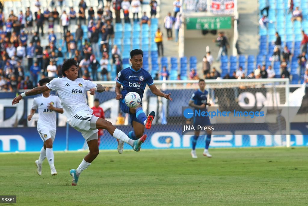 MALANG, EAST JAVA, INDONESIA, SEPTEMBER 18, 2026: Arema FC defender Landis, right, battles for the ball with Persik Kediri defender I Garcia Andhika during their Indonesia Super League match at Kanjuruhan Stadium in Malang, East Java. Arema FC and Persik Kediri played to a 1-1 draw. Photo by Hayu Yudha Prabowo / JNA Press. (Photo by Hayu Yudha Prabowo/JNA Press via Nexpher Images)
