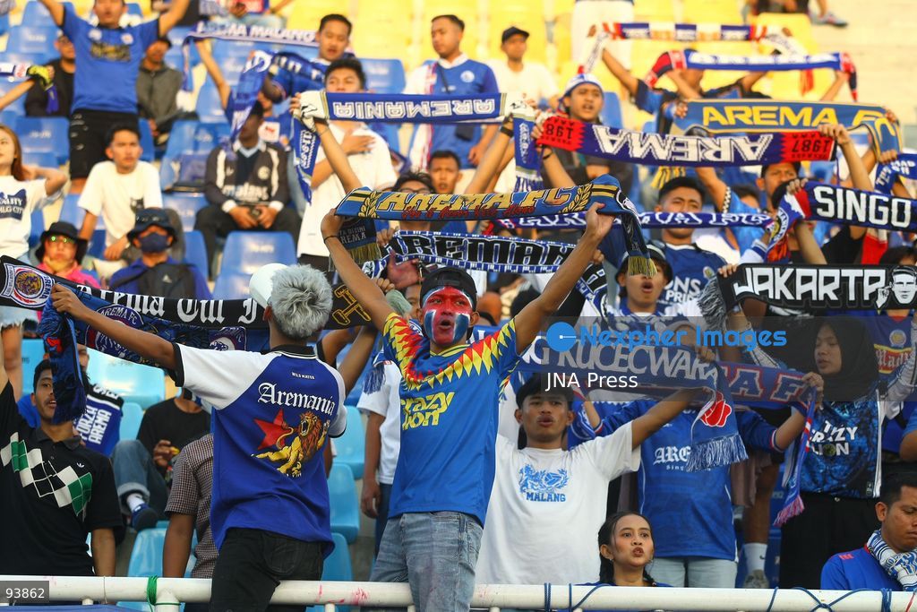 MALANG, EAST JAVA, INDONESIA, SEPTEMBER 18, 2026: Arema FC defender Landis, right, battles for the ball with Persik Kediri defender I Garcia Andhika during their Indonesia Super League match at Kanjuruhan Stadium in Malang, East Java. Arema FC and Persik Kediri played to a 1-1 draw. Photo by Hayu Yudha Prabowo / JNA Press. (Photo by Hayu Yudha Prabowo/JNA Press via Nexpher Images)