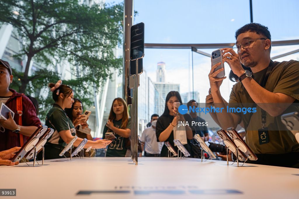 BANGKOK, THAILAND, SEPTEMBER 18, 2026: Customers gather at an Apple Store in Bangkok to purchase the new iPhone 18 Pro and iPhone 18 Pro Max as the devices go on sale in Thailand. Apple launched its latest Pro iPhone models in stores worldwide on September 18. Photo by Watsawat Koktabtim / JNA Press. (Photo by Watsawat Koktabtim/JNA Press via Nexpher Images)