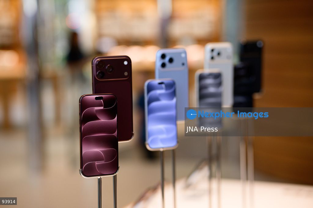 BANGKOK, THAILAND, SEPTEMBER 18, 2026: Customers gather at an Apple Store in Bangkok to purchase the new iPhone 18 Pro and iPhone 18 Pro Max as the devices go on sale in Thailand. Apple launched its latest Pro iPhone models in stores worldwide on September 18. Photo by Watsawat Koktabtim / JNA Press. (Photo by Watsawat Koktabtim/JNA Press via Nexpher Images)