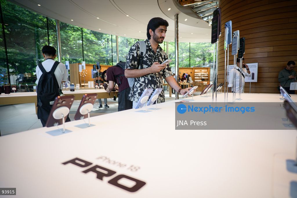 BANGKOK, THAILAND, SEPTEMBER 18, 2026: Customers gather at an Apple Store in Bangkok to purchase the new iPhone 18 Pro and iPhone 18 Pro Max as the devices go on sale in Thailand. Apple launched its latest Pro iPhone models in stores worldwide on September 18. Photo by Watsawat Koktabtim / JNA Press. (Photo by Watsawat Koktabtim/JNA Press via Nexpher Images)