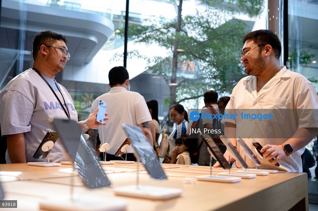 BANGKOK, THAILAND, SEPTEMBER 18, 2026: Customers gather at an Apple Store in Bangkok to purchase the new iPhone 18 Pro and iPhone 18 Pro Max as the devices go on sale in Thailand. Apple launched its latest Pro iPhone models in stores worldwide on September 18. Photo by Watsawat Koktabtim / JNA Press. (Photo by Watsawat Koktabtim/JNA Press via Nexpher Images)