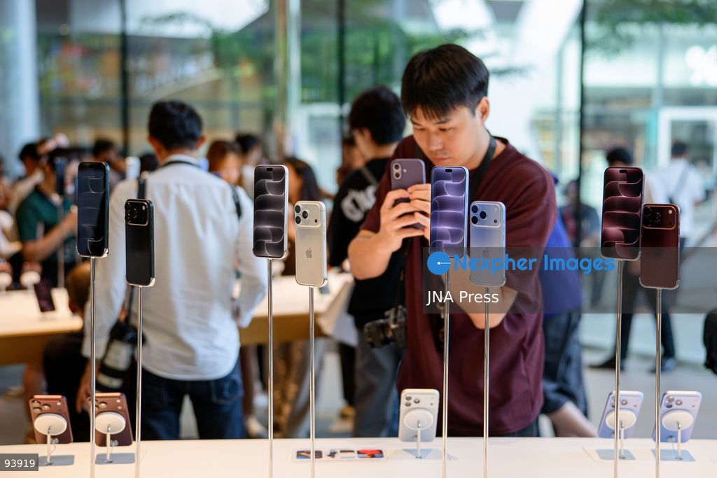 BANGKOK, THAILAND, SEPTEMBER 18, 2026: Customers gather at an Apple Store in Bangkok to purchase the new iPhone 18 Pro and iPhone 18 Pro Max as the devices go on sale in Thailand. Apple launched its latest Pro iPhone models in stores worldwide on September 18. Photo by Watsawat Koktabtim / JNA Press. (Photo by Watsawat Koktabtim/JNA Press via Nexpher Images)