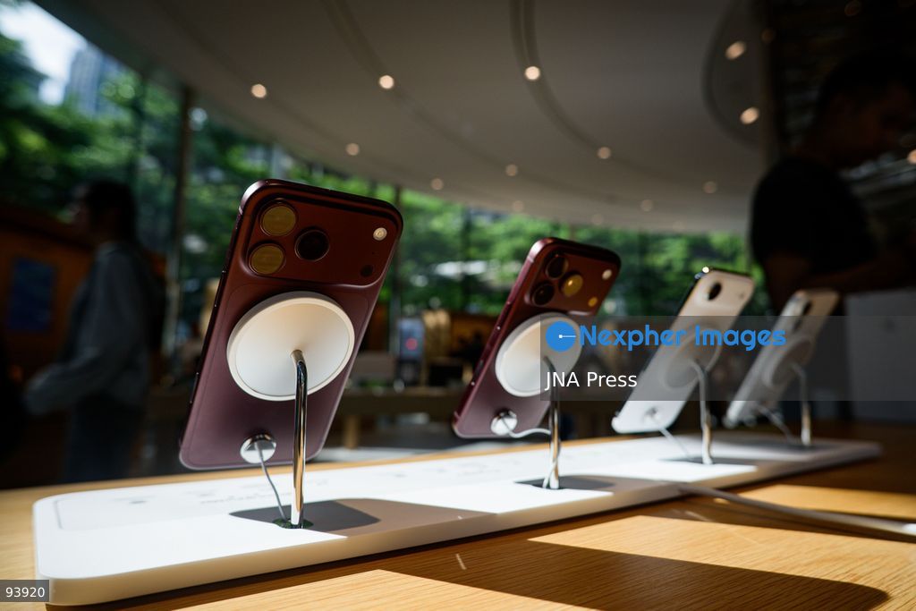 BANGKOK, THAILAND, SEPTEMBER 18, 2026: Customers gather at an Apple Store in Bangkok to purchase the new iPhone 18 Pro and iPhone 18 Pro Max as the devices go on sale in Thailand. Apple launched its latest Pro iPhone models in stores worldwide on September 18. Photo by Watsawat Koktabtim / JNA Press. (Photo by Watsawat Koktabtim/JNA Press via Nexpher Images)
