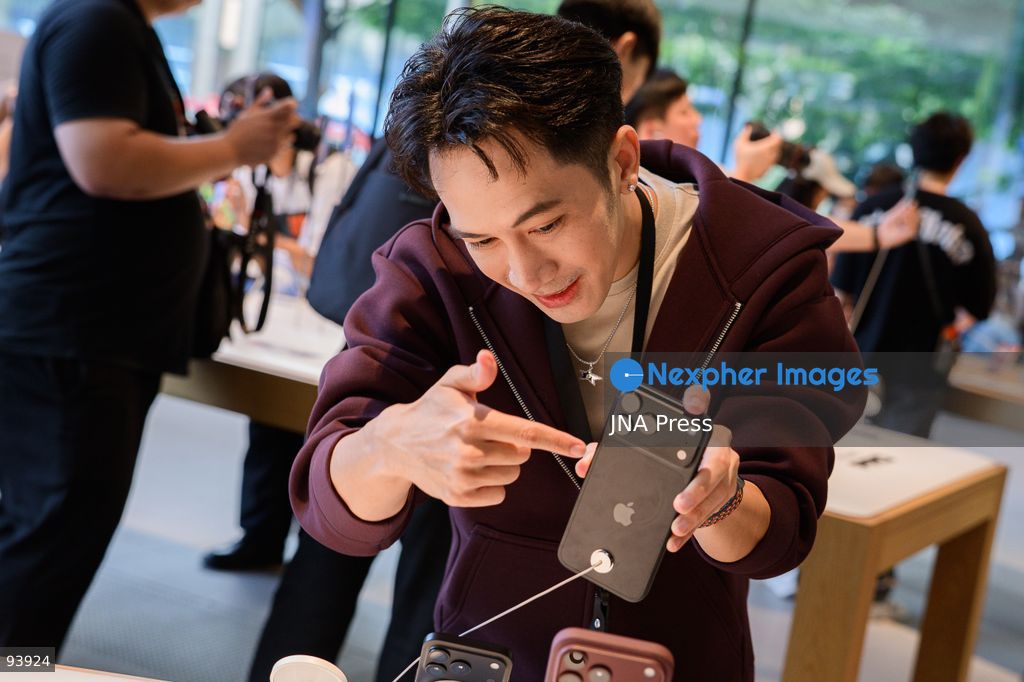 BANGKOK, THAILAND, SEPTEMBER 18, 2026: Customers gather at an Apple Store in Bangkok to purchase the new iPhone 18 Pro and iPhone 18 Pro Max as the devices go on sale in Thailand. Apple launched its latest Pro iPhone models in stores worldwide on September 18. Photo by Watsawat Koktabtim / JNA Press. (Photo by Watsawat Koktabtim/JNA Press via Nexpher Images)