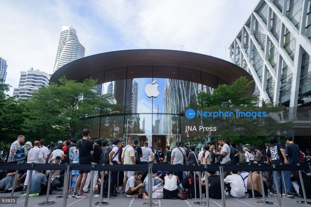 BANGKOK, THAILAND, SEPTEMBER 18, 2026: Customers gather at an Apple Store in Bangkok to purchase the new iPhone 18 Pro and iPhone 18 Pro Max as the devices go on sale in Thailand. Apple launched its latest Pro iPhone models in stores worldwide on September 18. Photo by Watsawat Koktabtim / JNA Press. (Photo by Watsawat Koktabtim/JNA Press via Nexpher Images)