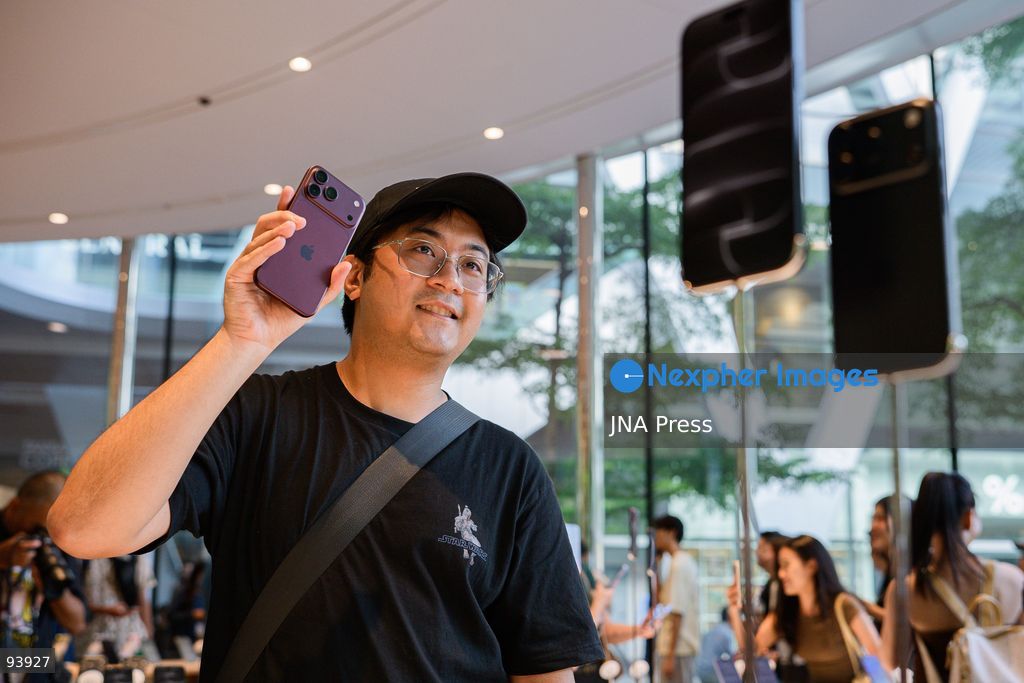 BANGKOK, THAILAND, SEPTEMBER 18, 2026: Customers gather at an Apple Store in Bangkok to purchase the new iPhone 18 Pro and iPhone 18 Pro Max as the devices go on sale in Thailand. Apple launched its latest Pro iPhone models in stores worldwide on September 18. Photo by Watsawat Koktabtim / JNA Press. (Photo by Watsawat Koktabtim/JNA Press via Nexpher Images)